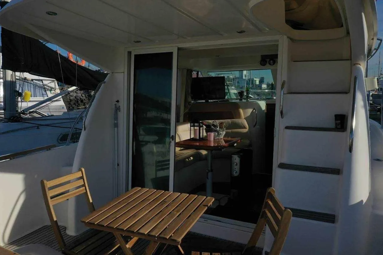 Yate De Lujo En Getxo Luxury Yacht In Getxo Hotel