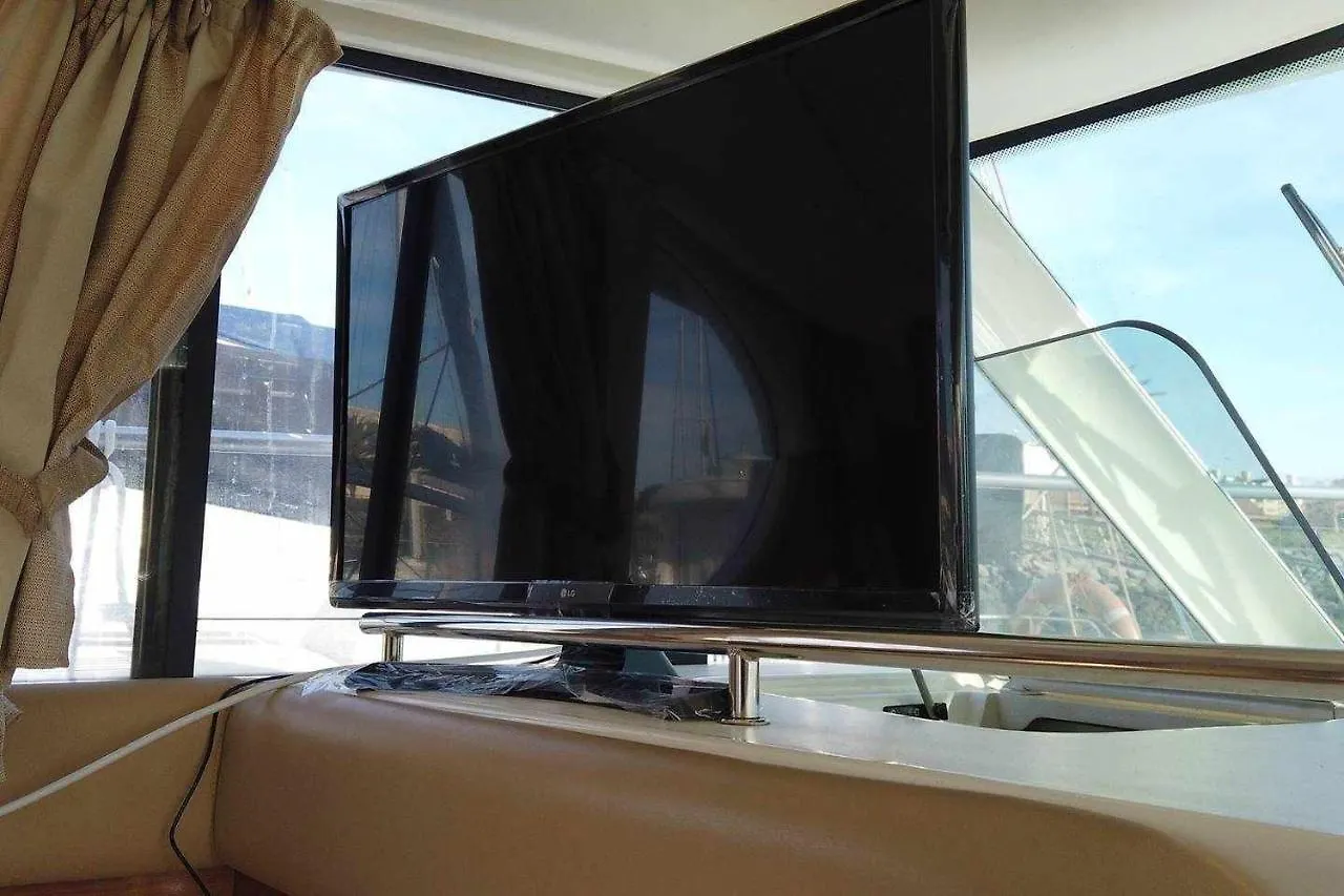Yate De Lujo En Getxo Luxury Yacht In Getxo Hotel Botel