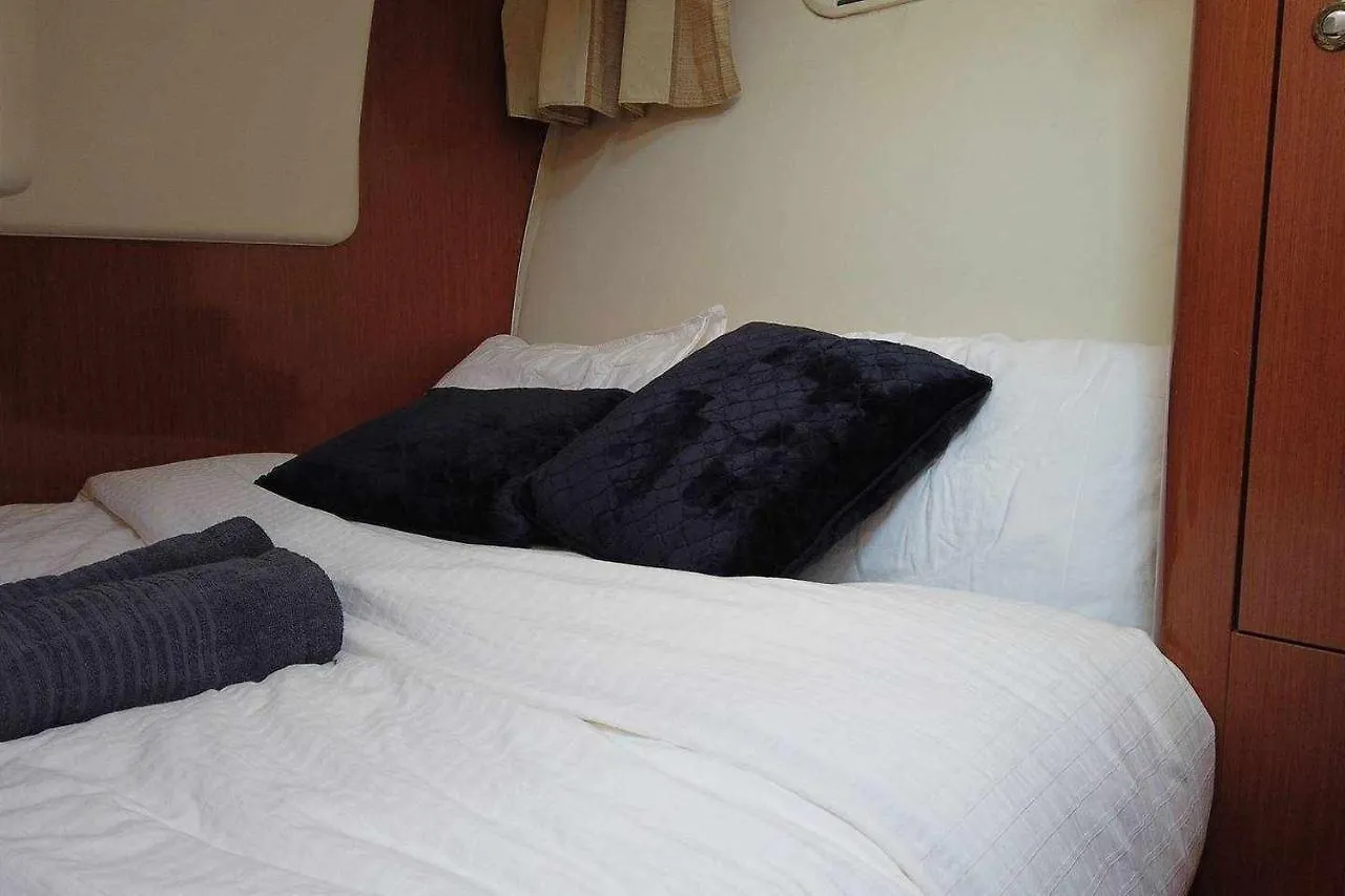 Yate De Lujo En Getxo Luxury Yacht In Getxo Hotel Botel