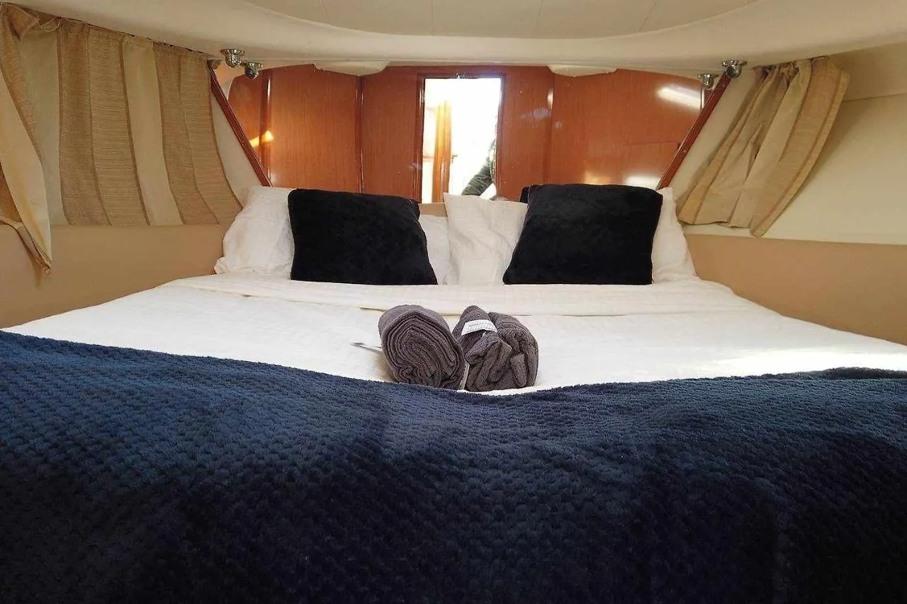 Botel Yate De Lujo En Getxo Luxury Yacht In Getxo Hotel